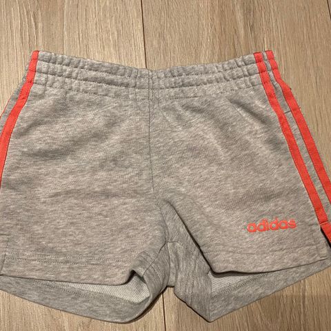 Adidas shorts til jente. Str 9-10