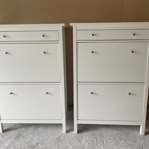 2 IKEA HEMNES skoskap med 2 rom og skuff.