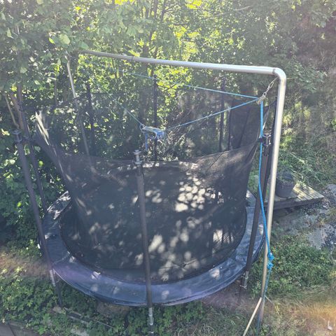 Trampoline med saltobelte gis bort mot henting