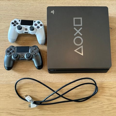 PS4 Slim 1.000 GB med to kontroller og to spill