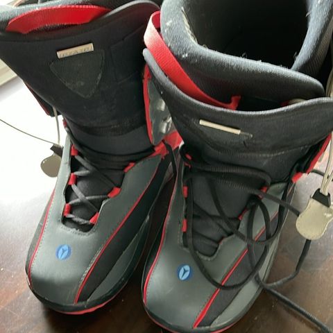 Snowboard boots