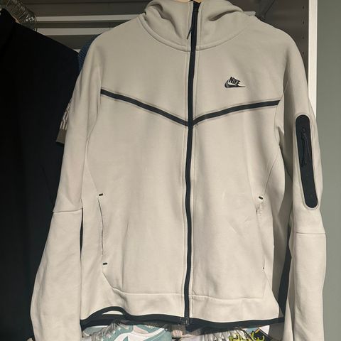 Nike Tech Fleece størrelse M, kremfarget