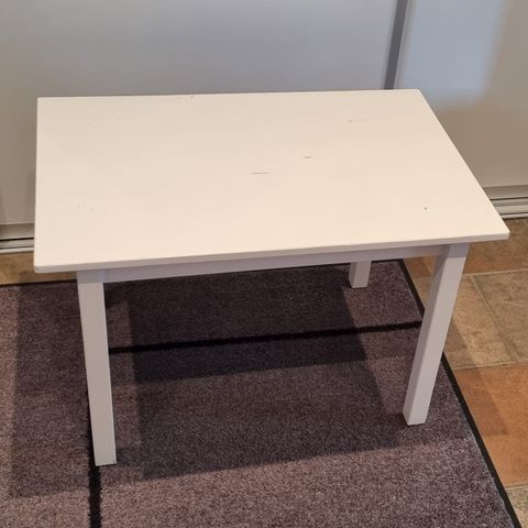 Ikea Sundvik bord og to stoler