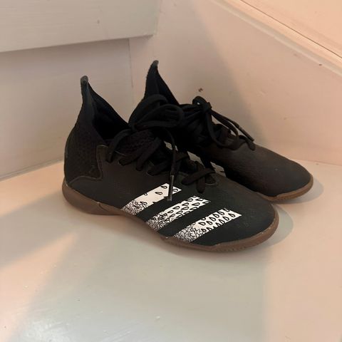 Adidas fotballsko str 28