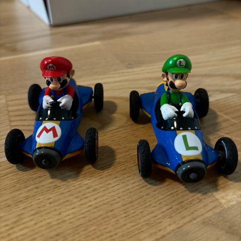 Lekebiler med Mario og Luigi