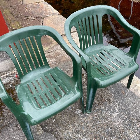 To plaststoler - Grønn