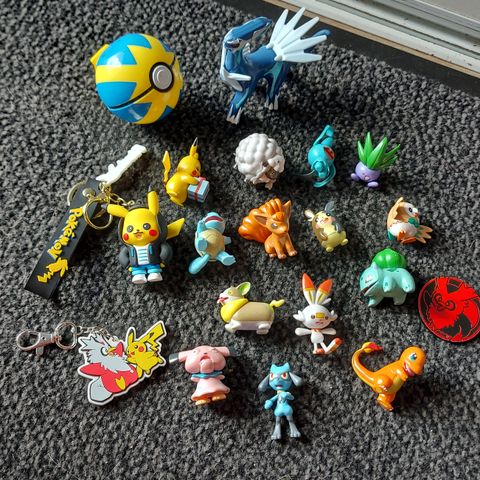 Diverse pokemon figurer