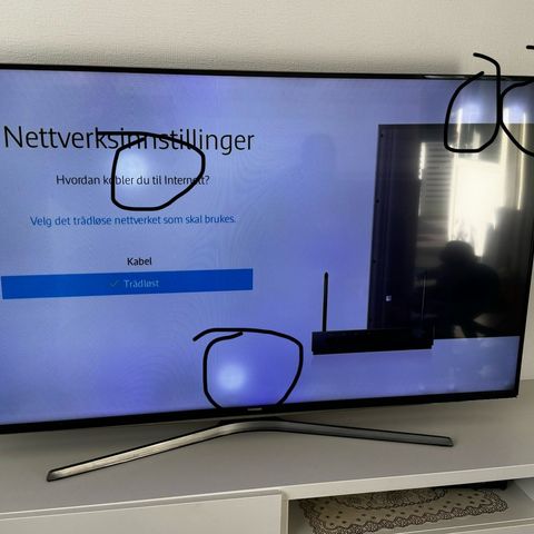 Smart-Tv og tv-bord