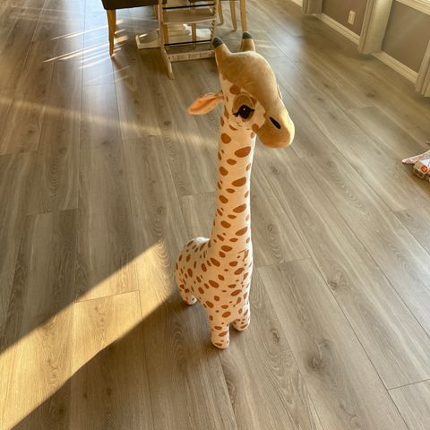 Giraffe"bamse" med lappen fortsatt på.