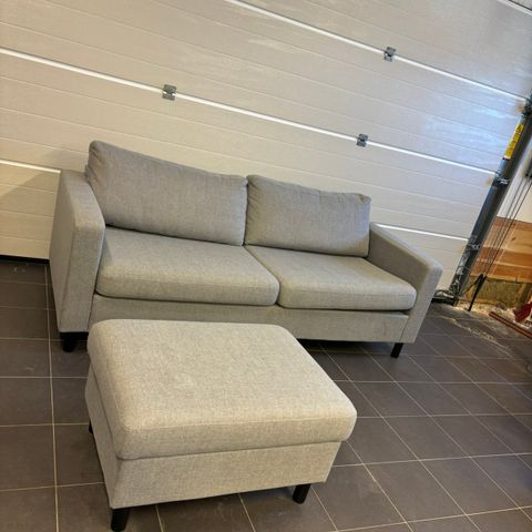 Pen sofa med puff .