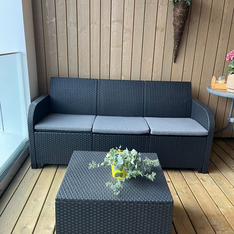 Treseter, to stoler og bord selges. Sofa 162 cm lang.