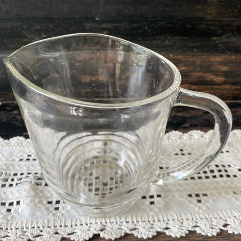 Glassmugge 16 cm høy.