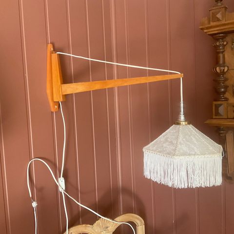 Teak vegglampe 60-70 tallet i hel og pen stand