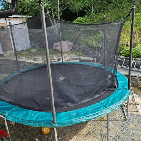 Trampoline gis bort