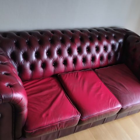 Chesterfield sofa med 2 bord