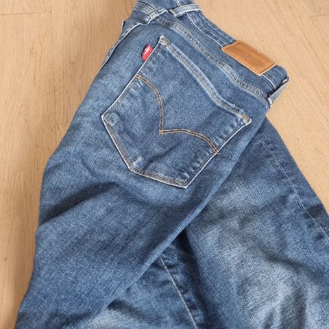 Levis- High rise bootcut W27/L28