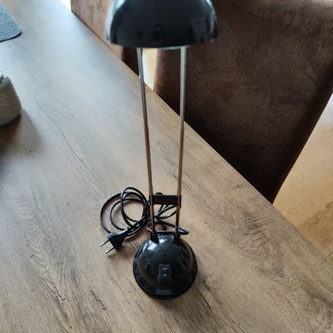 Svart skrivebordlampe fra IKEA