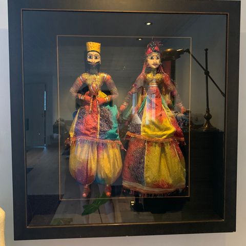 Nydelig ramme med indiske dukker fra framing Angie art i Singapore,