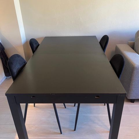 Ikea Bjursta - Spisebord m 2 stk ileggsplater svart
