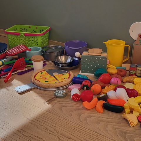 Lekekjøkken med lekemat og utstyr