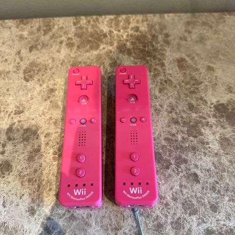 2 stk Nintendo Wii Motion pluss kontrollere selges!