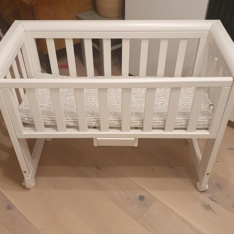 Troll bedside crib