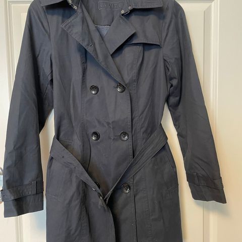 Trenchcoat str 34, som ny 300kr