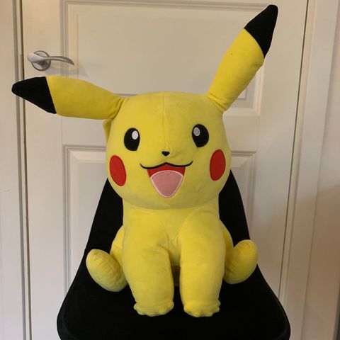 Pikachu bamse 45 cm - har stått kun til pynt