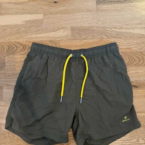 Shorts fra Gant (S)  og Oakley  (L)