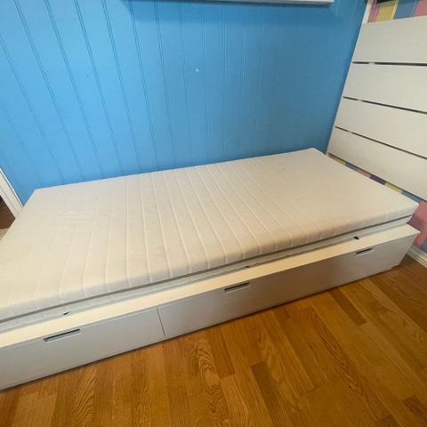 Nordli seng fra IKEA med madrass.