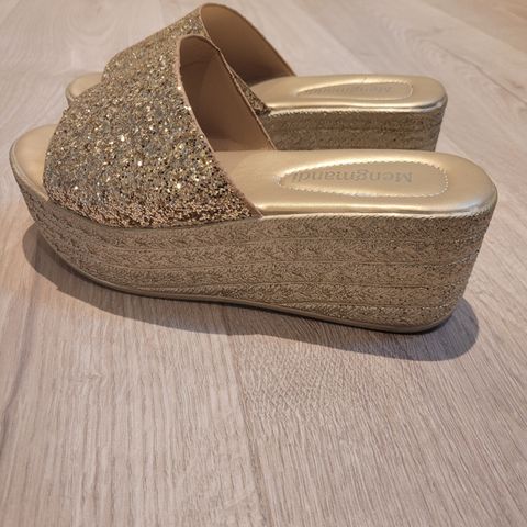 Wedge/kilesandaler i gull og glitter str 35