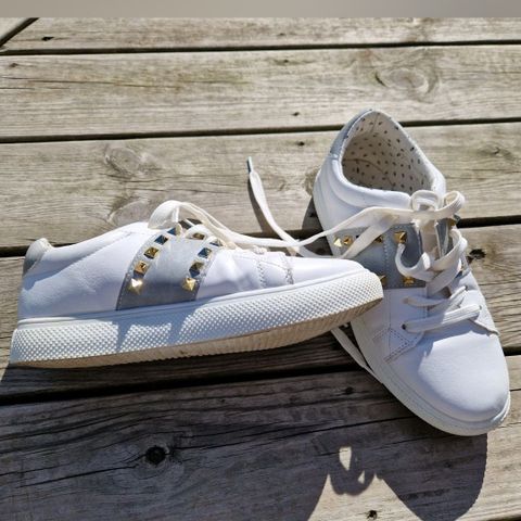 Hvite sneakers/joggesko med gullnagler fra Wild Diva str. 7,5