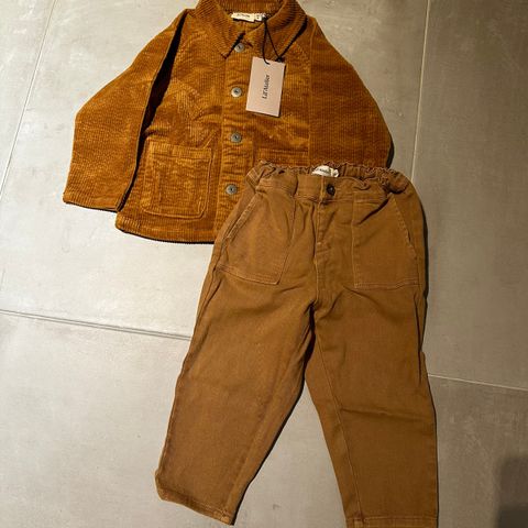 Jakke og bukse fra Lil’Atelier