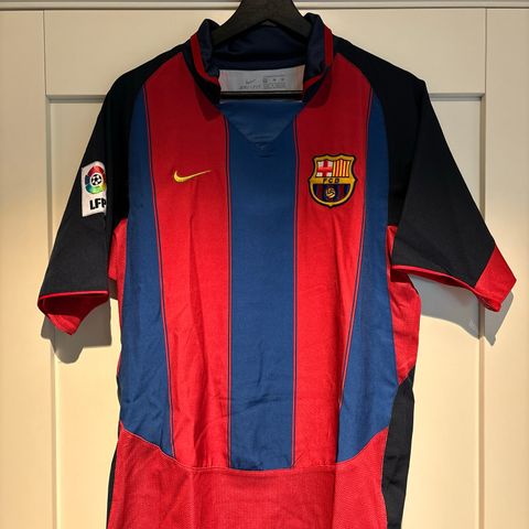 BARCELONA 2003 - 2004 HJEMMEDRAKT