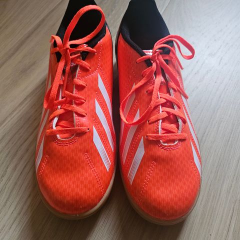 Adidas innesko f10 str. 39