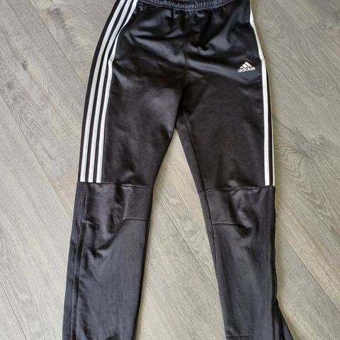 Adidas joggebukse str 13/14 år