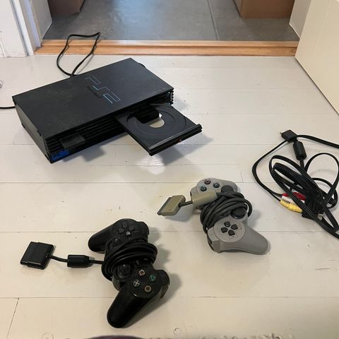 Ps2 med to konsoller og tv kabel