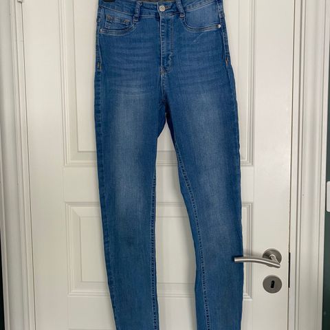 Jeans fra Gina (str M)