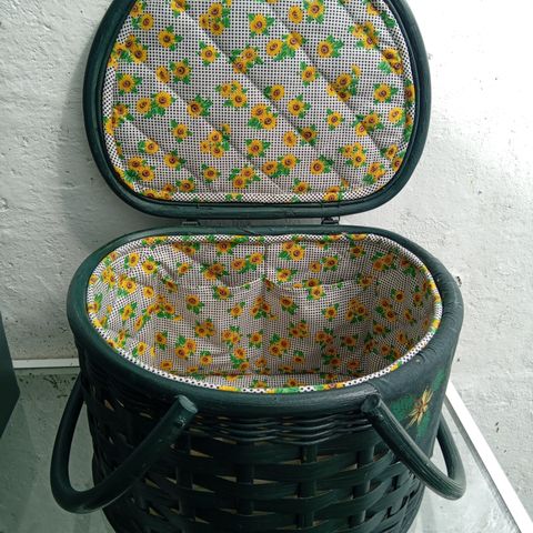 🌿Retro/vintage - Sy-kurv/ Picnic-kurv m håndtak! Fint stoff inni!