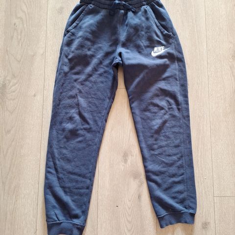 Nike bukse str  147-156 selges