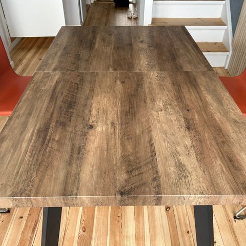 Praktisk og solid spisebord (140/180cm x 85 cm)