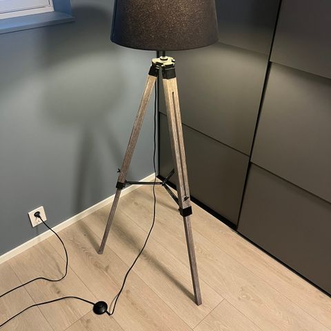 Gulvlampe med treben