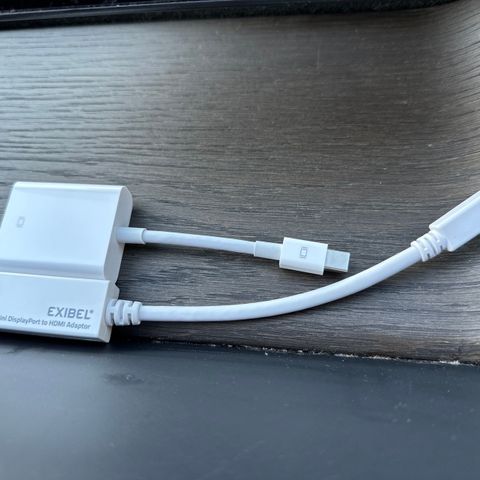 Hdmi kabel og en annen kabel