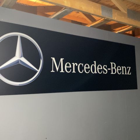 Mercedes Benz skilt