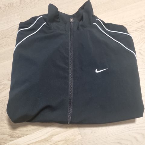 Meget pent og lite brukt herre NIKE jakke til salgs.