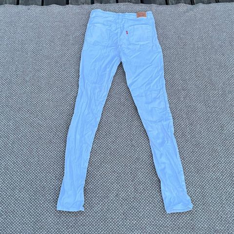 Fin hvit Levis 72 High rise super skinny selges!