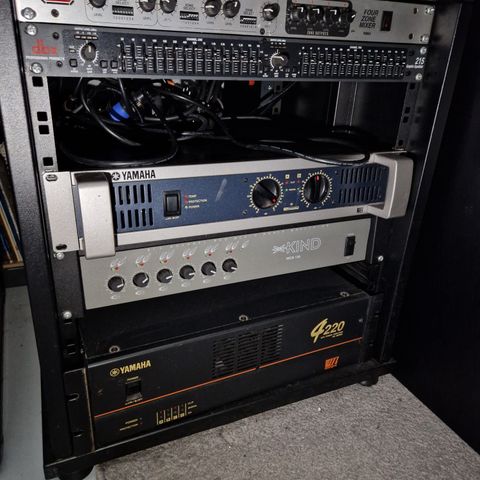 Diverse PA fra Yamaha, Kind, Rolls, Gauss og DBX i rack