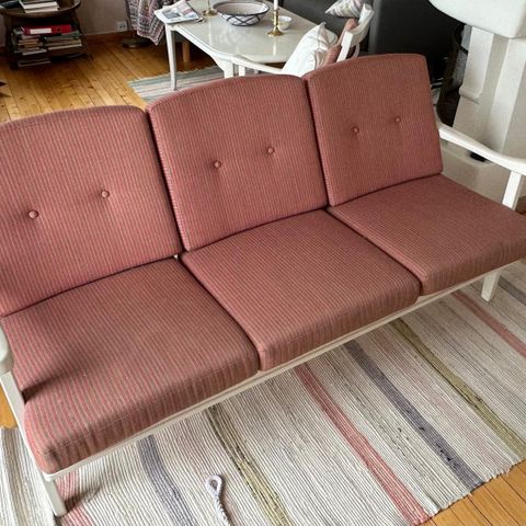 Liten lett sofa med løse puter