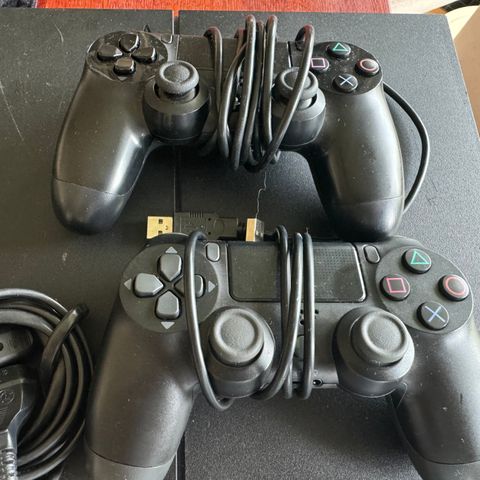 PS4 med 2 kontroller og headset / pent brukt!