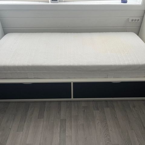 bed 200 cm by 90 cm